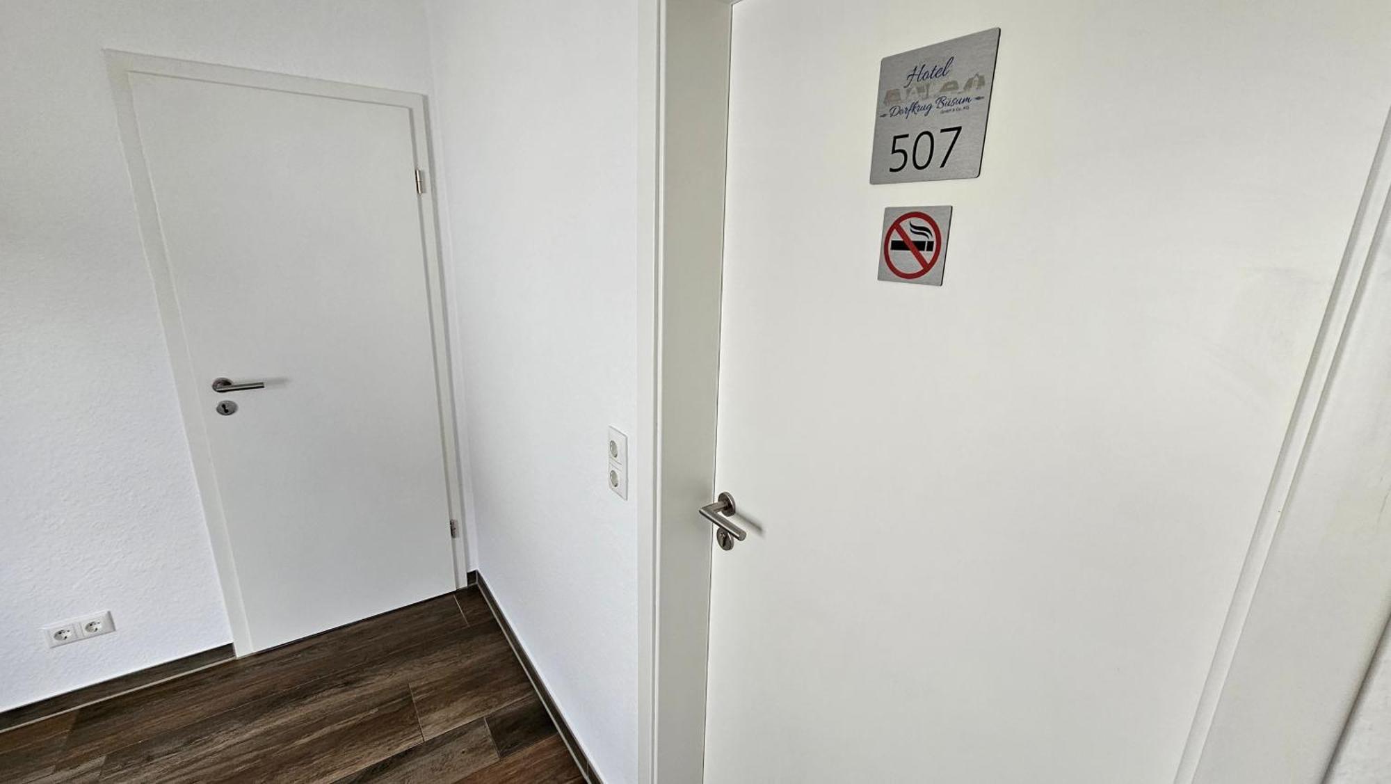 Hotel Dorfkrug Buesum - Guenstige Altbauzimmer Am Oland 外观 照片