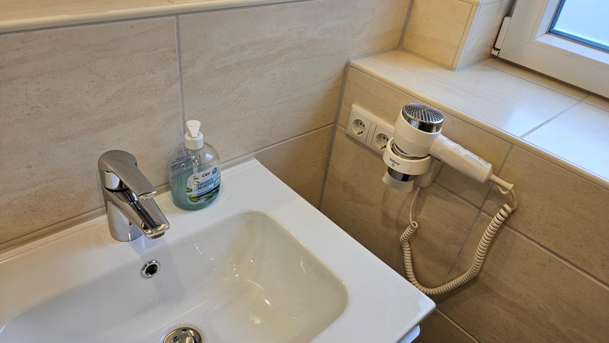Hotel Dorfkrug Buesum - Guenstige Altbauzimmer Am Oland 外观 照片