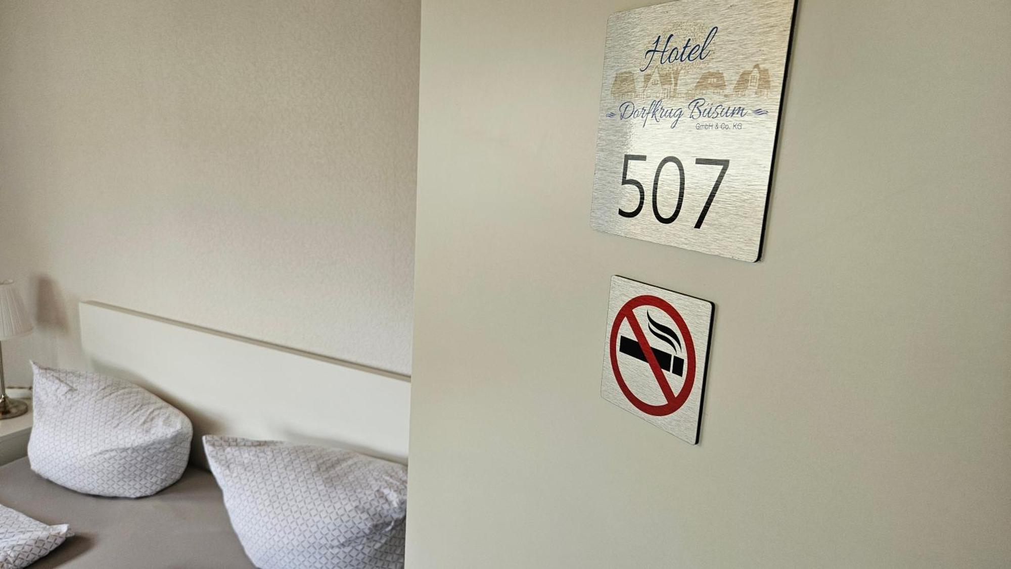 Hotel Dorfkrug Buesum - Guenstige Altbauzimmer Am Oland 客房 照片